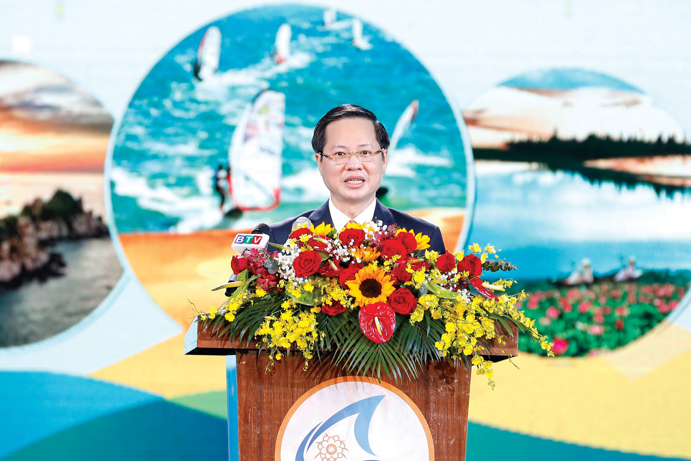 Đồng chí Đoàn Anh Dũng - Chủ tịch UBND tỉnh Bình Thuận phát biểu tại Lễ công bố Năm Du lịch quốc gia 2023 với chủ đề “Bình Thuận - Hội tụ xanh” gắn với Lễ hội đếm ngược chào năm mới 2023. Đây là sự kiện mở màn cho chuỗi các sự kiện trong Năm Du lịch quốc gia 2023 được tổ chức tại Bình Thuận.